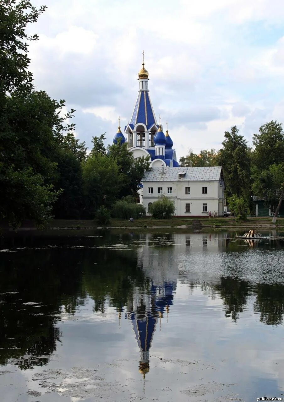 Город костино. Церковь Королев Костино. Пруд Костино Королев. Храм у пруда Королев. Парк Костино королёв.