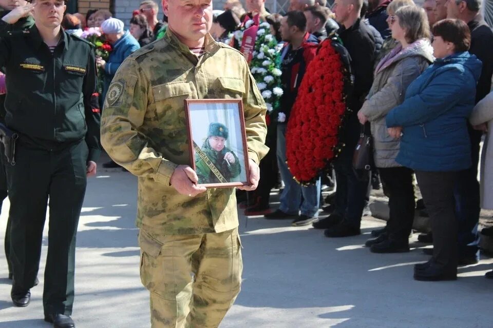 В Новосибирске простились с военным. Прощание в Новосибирске с погибшими на Украине. Прощание с военнослужащими погибшими на Украине.