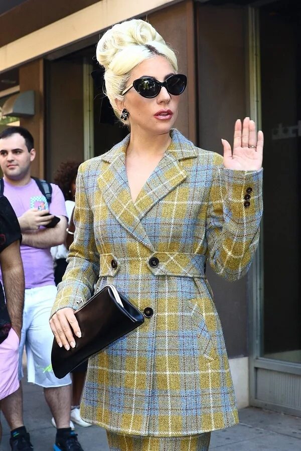 Образы леди гаги. Леди Гага образы. Имидж леди Гаги. Леди Гага стиль. Леди Гага в пальто.