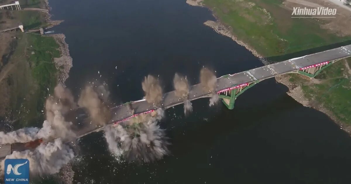 Подрыв моста сегодня. Взорвали мост. разбомбили мост. геническ мост взорван. взрыв моста в мелитополе.