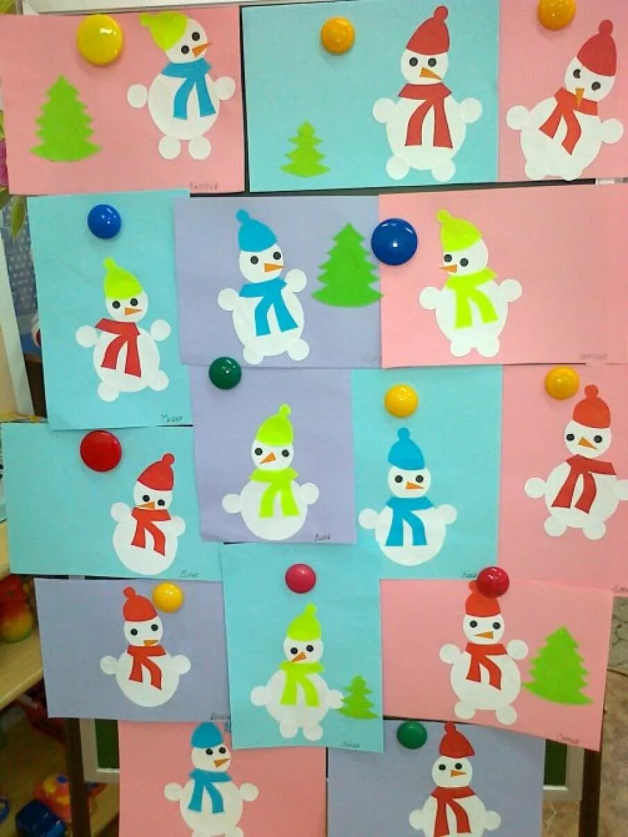 Аппликация снеговик 2 младшая группа. Аппликация зима младшая группа. Аппликация в средней группе на тему новый год. Аппликация новогодняя елка во второй младшей группе. Аппликация елочка в младшей группе.