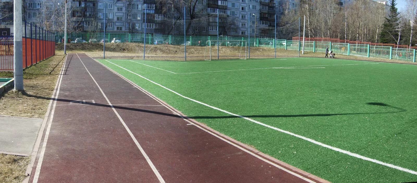 Спортивная школа смоленск. Школа 9 Смоленск спортплощадка. Современная Школьная спортивная площадка. Футбольное поле возле школы. Футбольное поле Смоленск.