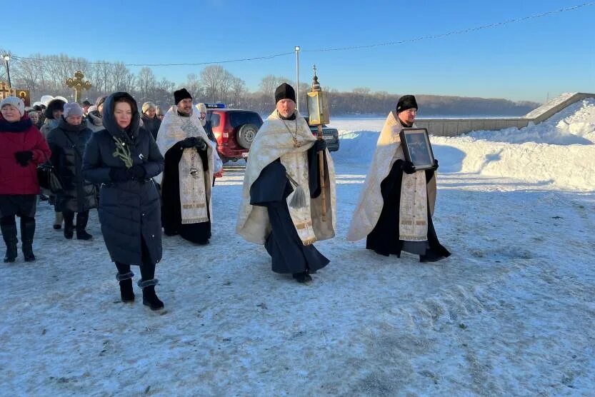 купание в проруби на крещение 2023. крещенские морозы. крещение богоявление. крещенские купания женщины. крещенская ночь.