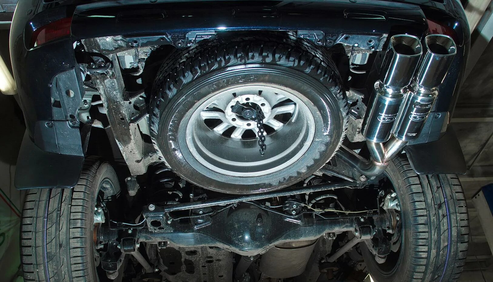 Как снять запаску на прадо. Toyota land cruiser 200 снизу. land cruiser prado 120 запаска. toyota land cruiser 150 prado запаска. прадо 150 с запаской.
