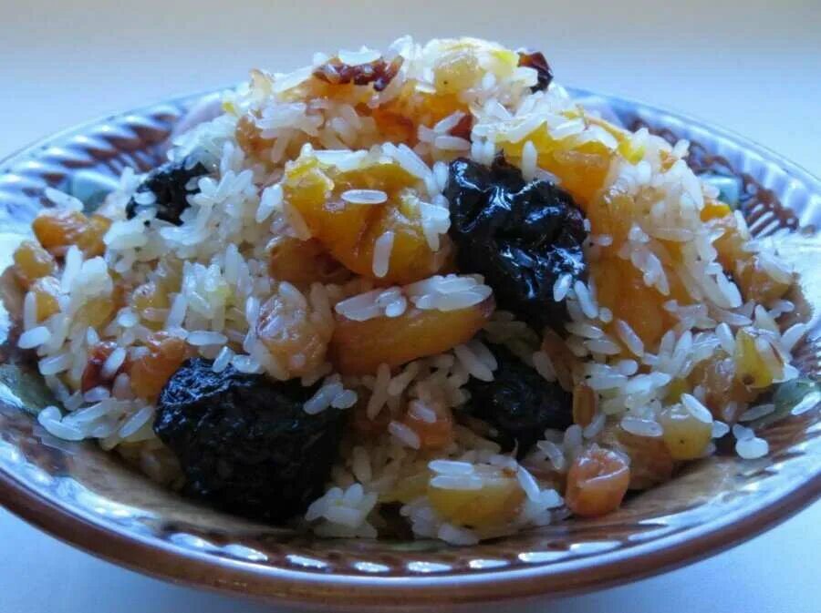 Плов из сухофруктов с рисом. Плов с курагой и черносливом. армянский фруктовый плов. гурийский плов. плов с сухофруктами изюм курага.