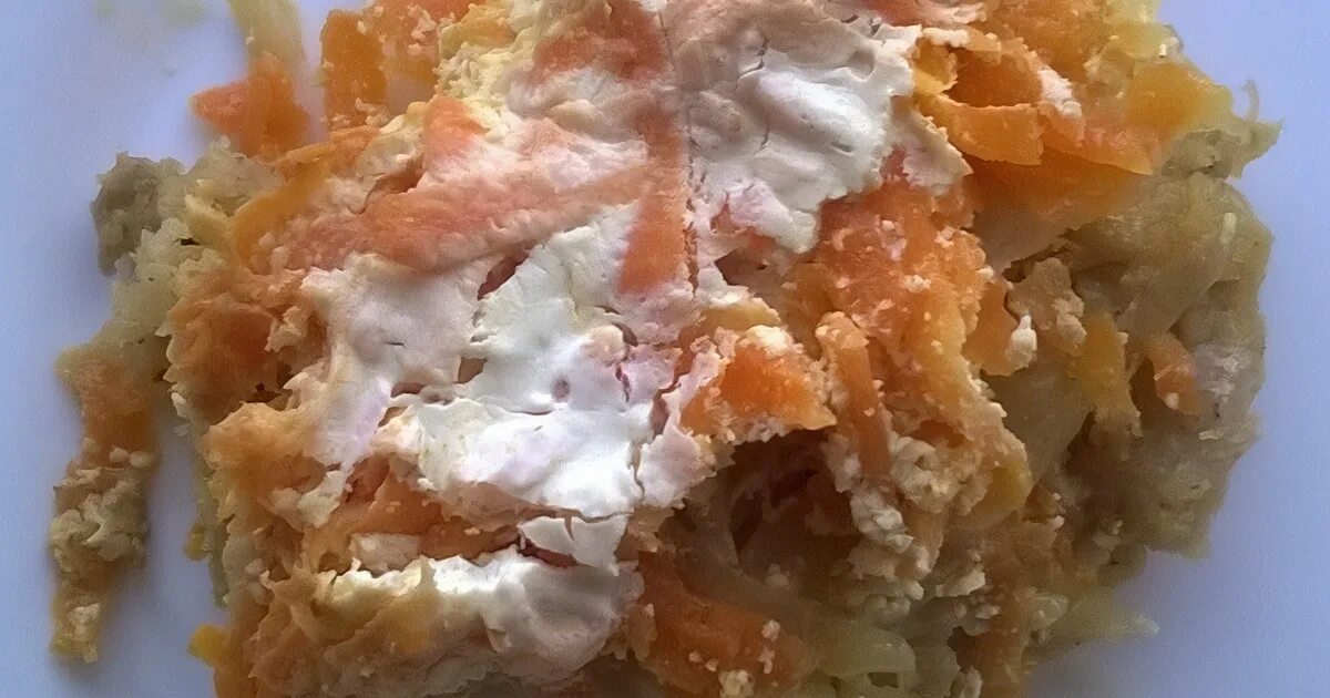 Минтай с овощами в сметане. Салат из минтая с морковью и луком. Салат из минтая с морковью и луком. Салат из минтая. Минтай в духовке с морковью и сыром пп.