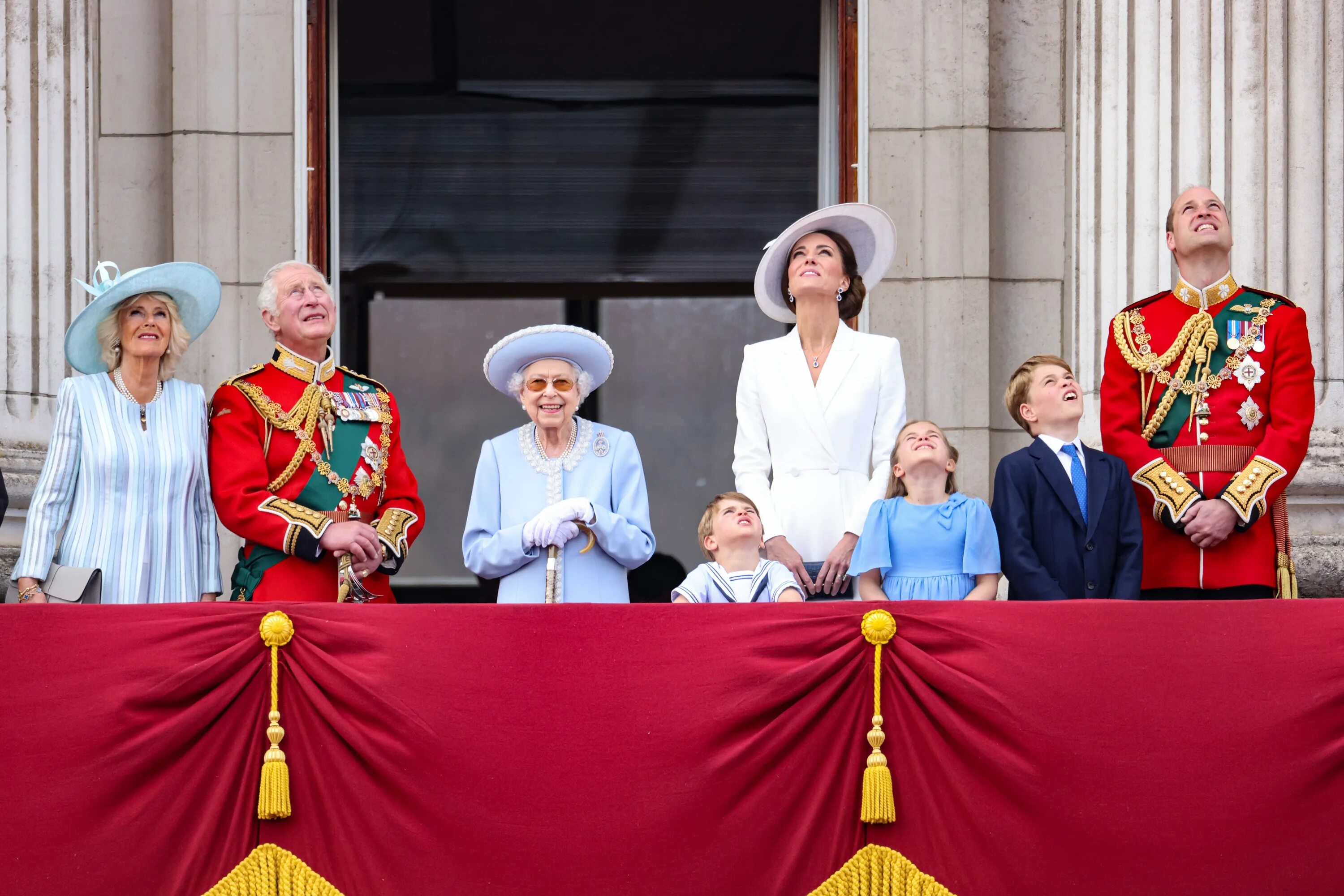 The Royal Family "Королевская семья"..  Уильям, герцог Кембриджский, внук королевы, сын принца Чарльза. Король англии скончался