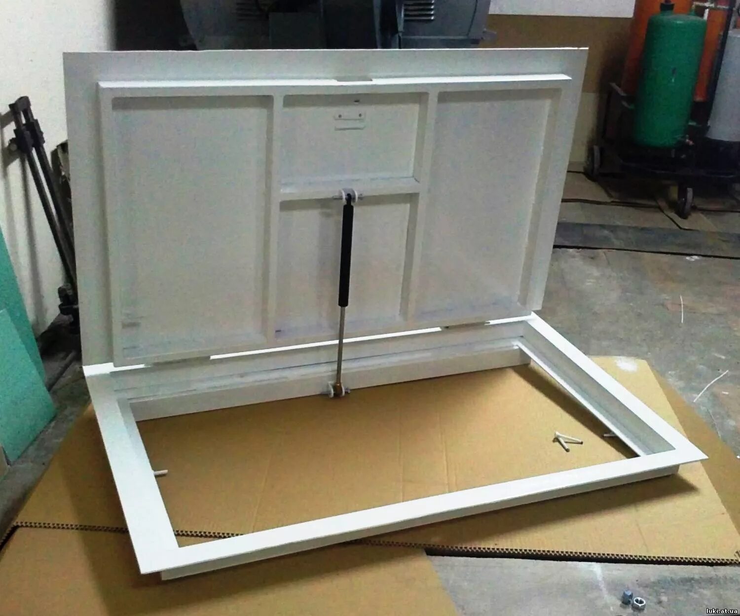 люк в помещении. люк противопожарный герметичный 80*50 для подвала. люк scala напольный люк 60x60. люк металлический противопожарный е160. люк в помещении.