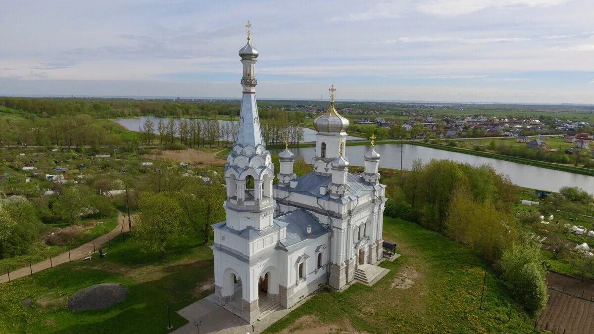 Деревня низино ломоносовского. Церковь Александры царицы в Низино. Церковь Низино великомученицы Александры. Церковь Святой мученицы Александры в Низино. Церковь в Низино Ломоносовского района.