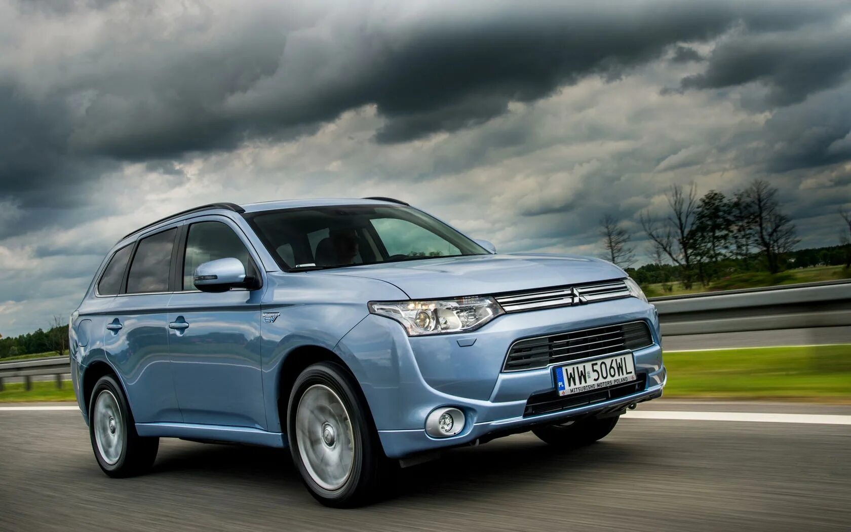 Phev гибриды. Mitsubishi Outlander PHEV 2015. Митсубиши Аутлендер PHEV. Mitsubishi Outlander PHEV 2013. Митсубиси Аутлендер PHEV 2015.