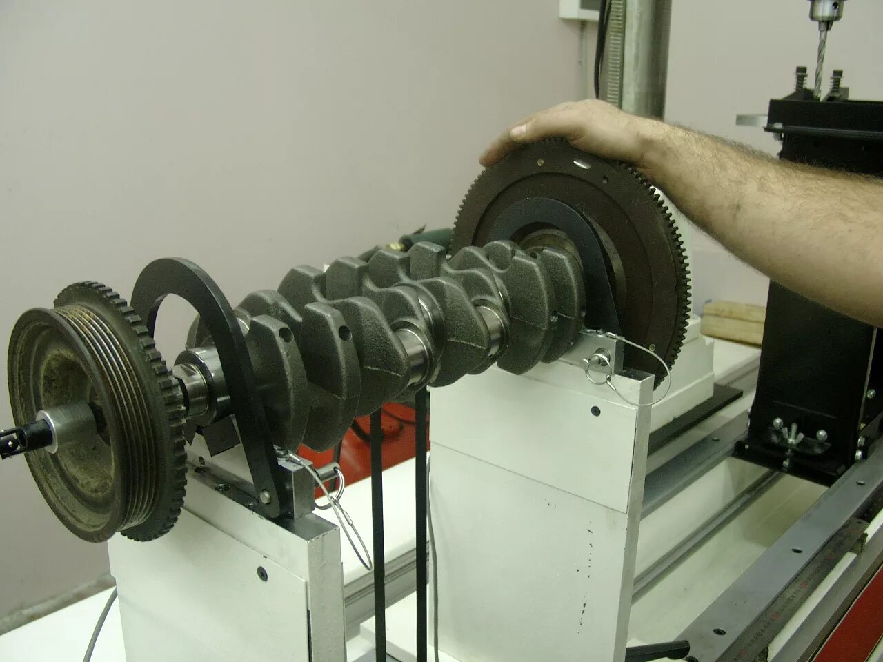 Балансировка коленвала кд80. Балансировка коленвала nissan. Дисбаланс двигателя. Стенд для статической балансировки. Станок балансировочный якорей би 14м.