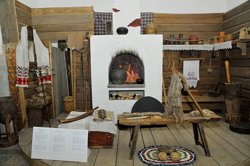 Крестьянская изба 17 века внутри. Утварь русской избы. Предметы быта избы. Посуда в русской избе. Посуда крестьянская изба 17 век россия.