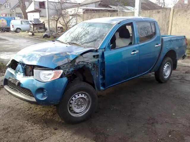 Mitsubishi l200 arctic trucks. Паджеро л200. Запчасти л 200. Митсубиси л200 арктик трак. Mitsubishi l200 дуга в кузов.