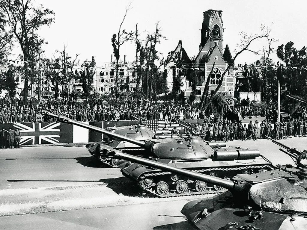 1945 го. Парад союзнических войск в берлине 1945 года. парад 7 сентября 1945 г в берлине. танки ис на параде в берлине 1945 г. ис3 танк парад франция.