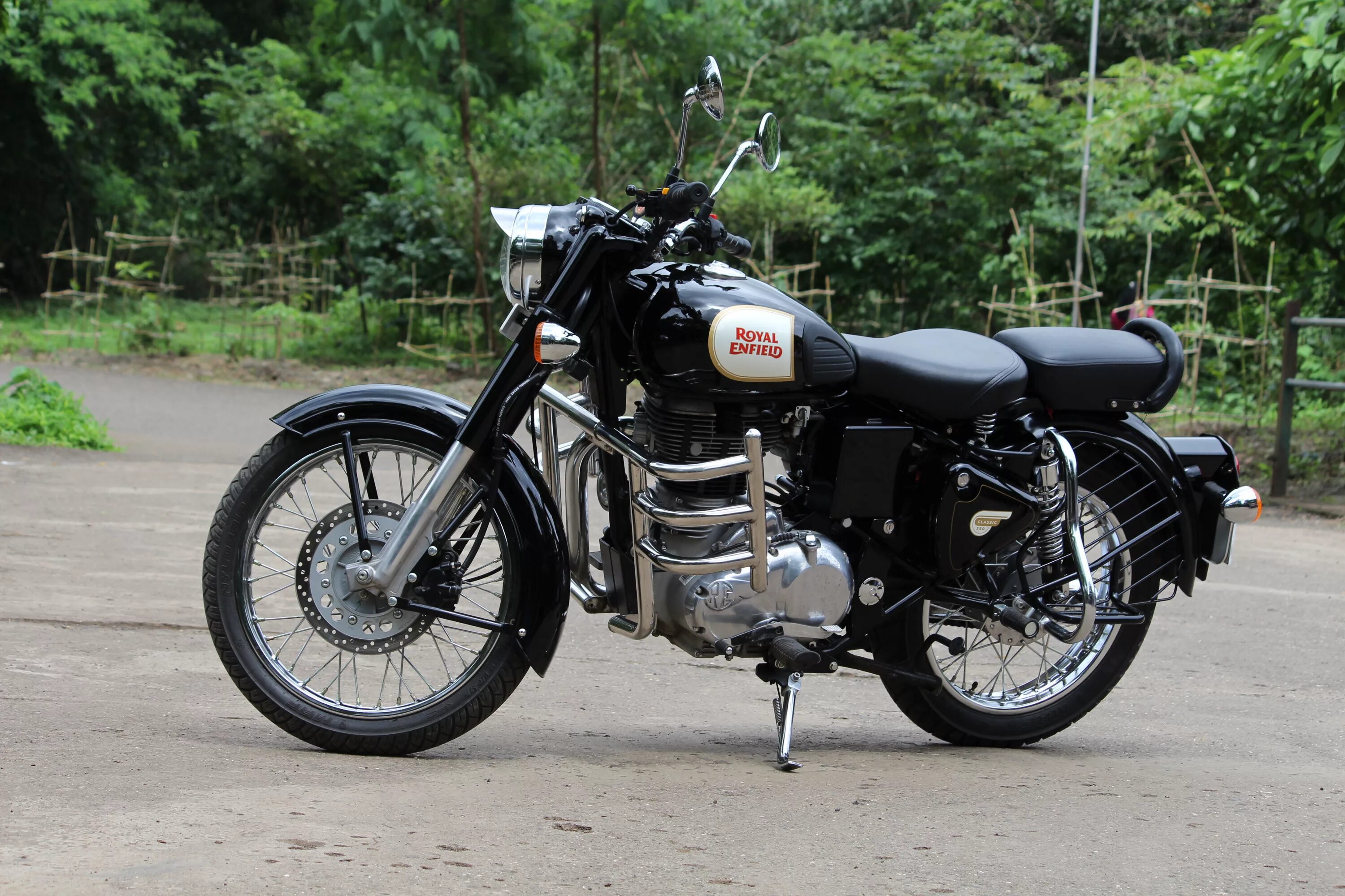 Роял энфилд 350. Royal Enfield Classic 350. Мотоцикл Роял Энфилд 350. Royal Enfield Bullet 350. Роял Энфилд Классик 350.