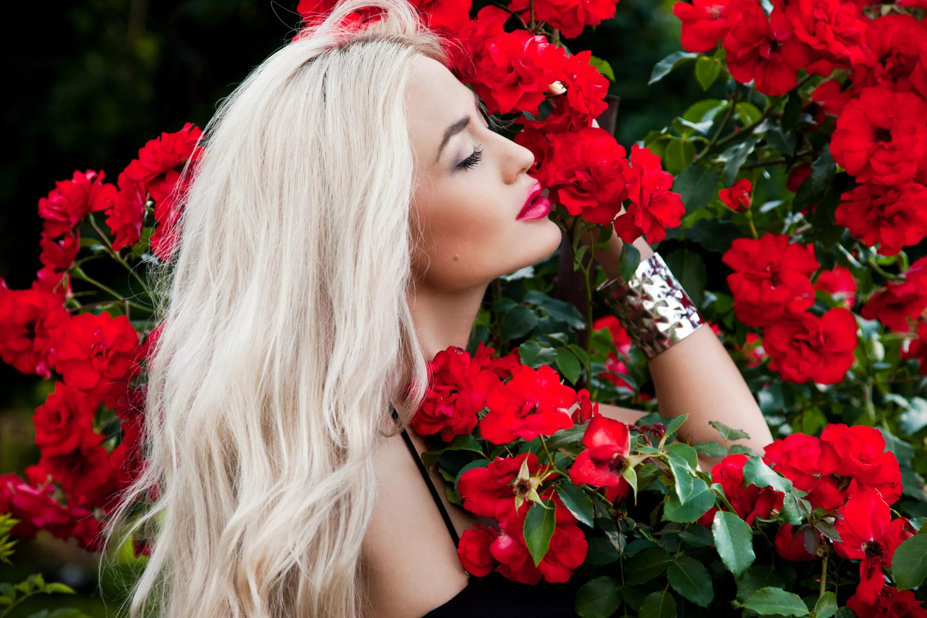 Девушка с цветами. Девушка с розой. Девушка с красными розами. Красивая женщина с цветами.