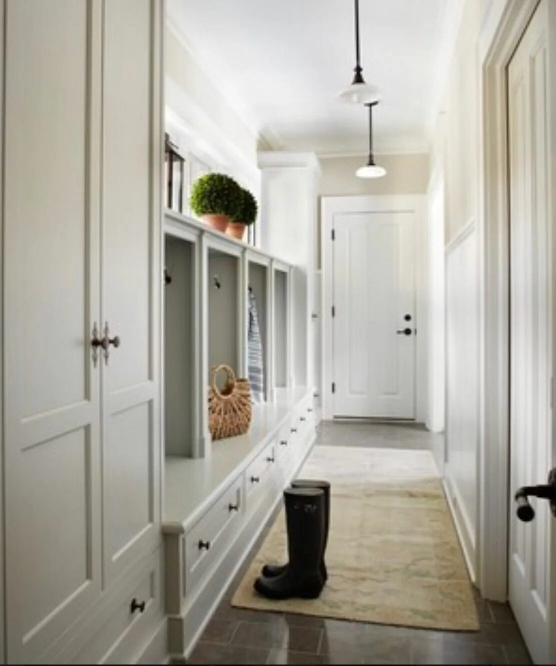 Прихожая с белыми дверями. Прихожая в стиле мид сенчури. Длинный узкий коридор. Дом сары ричардсон. Цвет стен в коридоре.