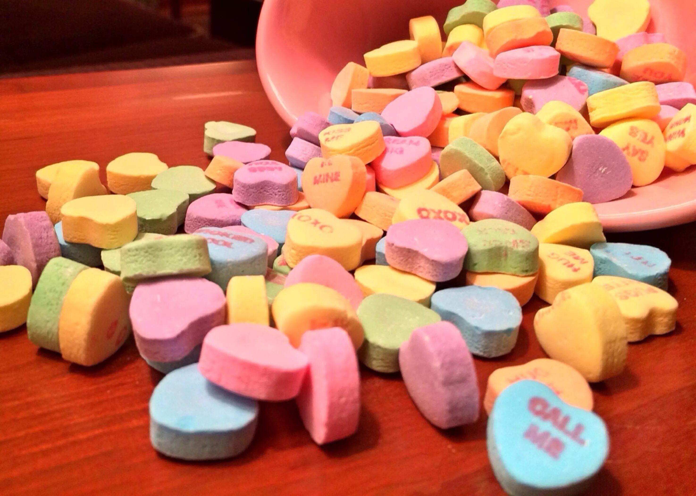 Цвета романтиков. Sweethearts конфеты. Радужное сердце десерт. Картинки люблю конфетки. Sweethearts конфеты Original.