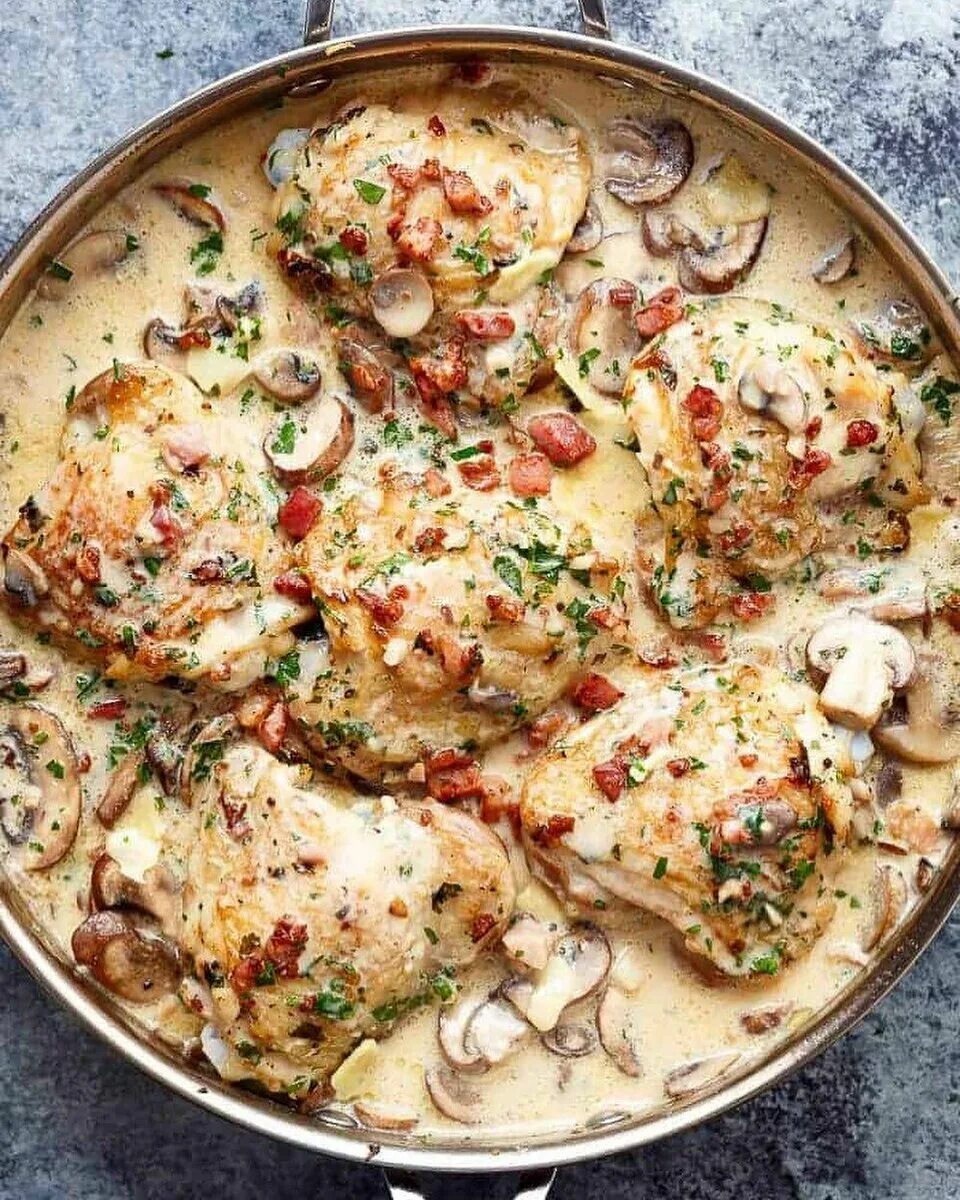 Бедрышки куриные с грибами рецепт. Сковородка с курицей и грибами. Куриные бедра с грибами. Куриные бедра жареные с грибами. Фаршированные куриные бедрышки.