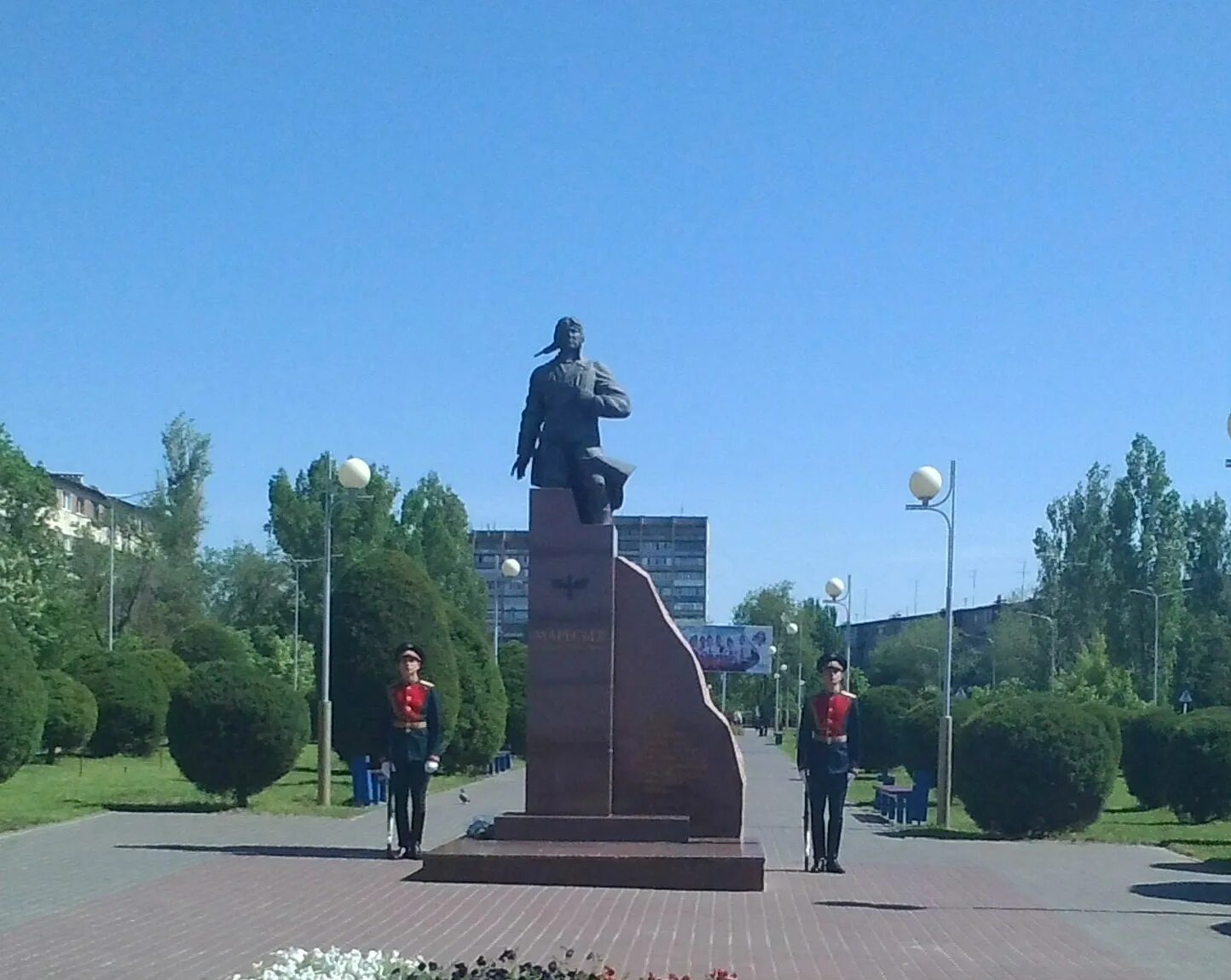 Памятник алексею маресьеву. Памятник алексею маресьеву камышин. Маресьев камышин памятник. Маресьев камышин. Памятник алексею маресьеву камышин.