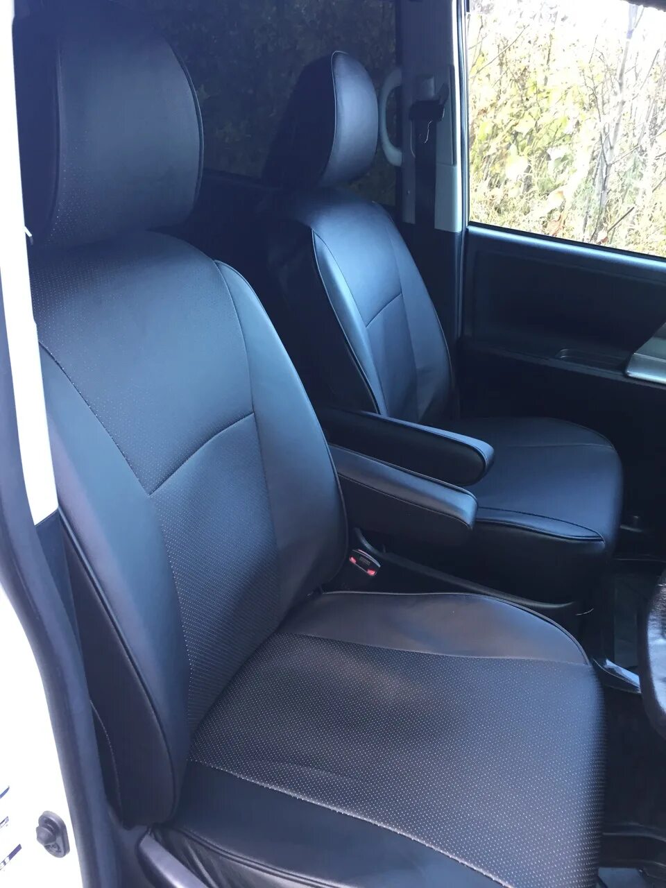 Toyota noah 2002 салон. Тойота вокси 80 кузов. Toyota noah салон. Чехлы тойота вокси. Чехлы тойота ноах 2010.
