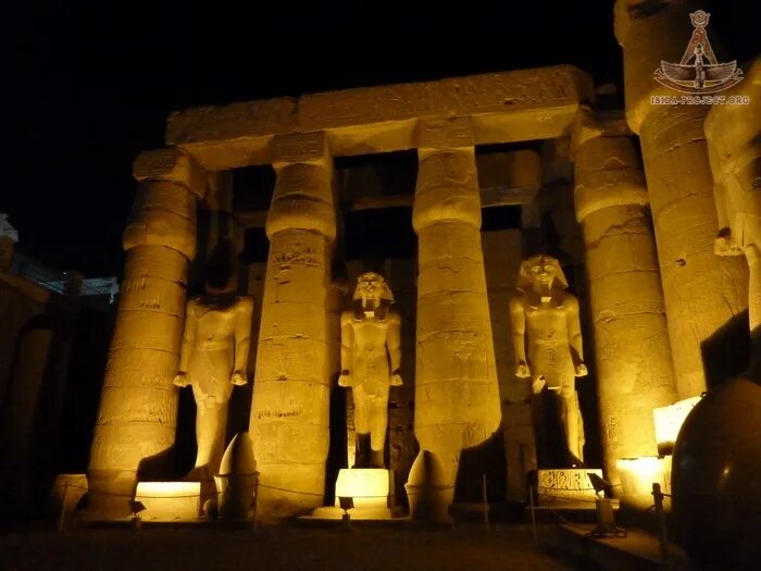 File:Colonnade, Luxor Temple, Luxor, LG, EGY (48009630581).jpg - Wikimedia Commo