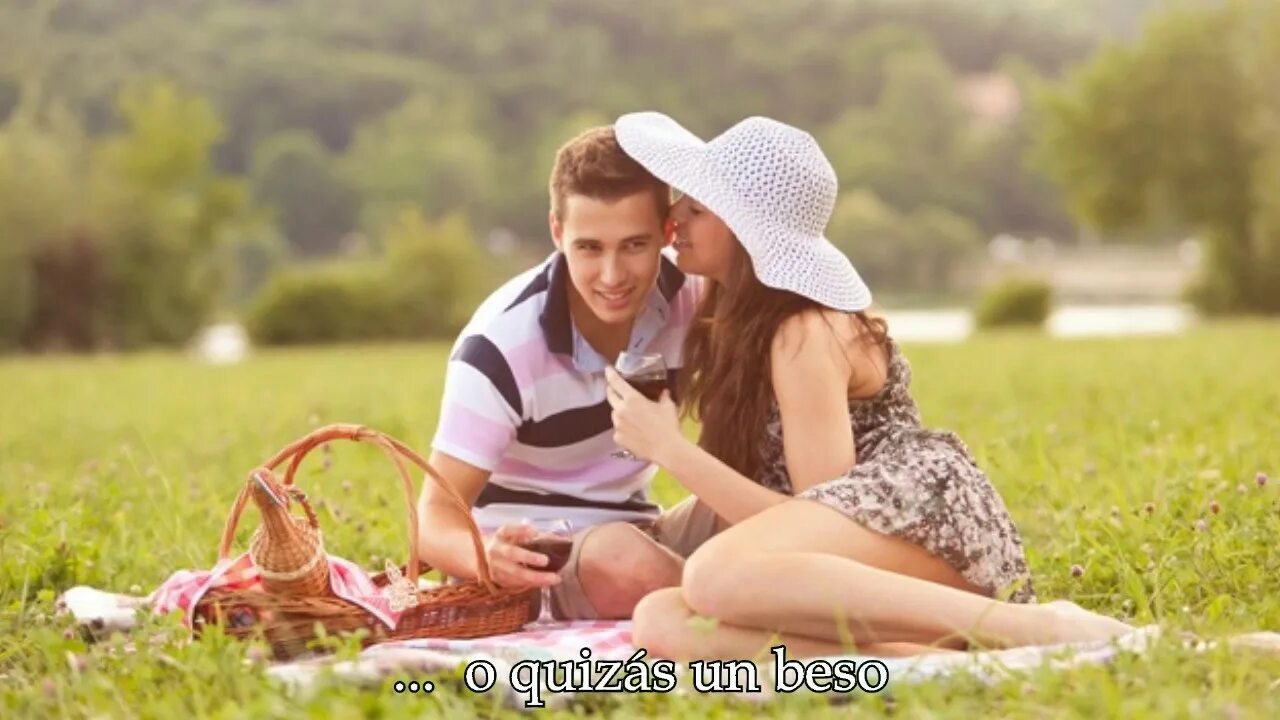 Мужчины хорошо проводят время. Влюбленные на пикнике. Влюбленная пара на пикнике. Романтический пикник на природе. Парень на пикнике.