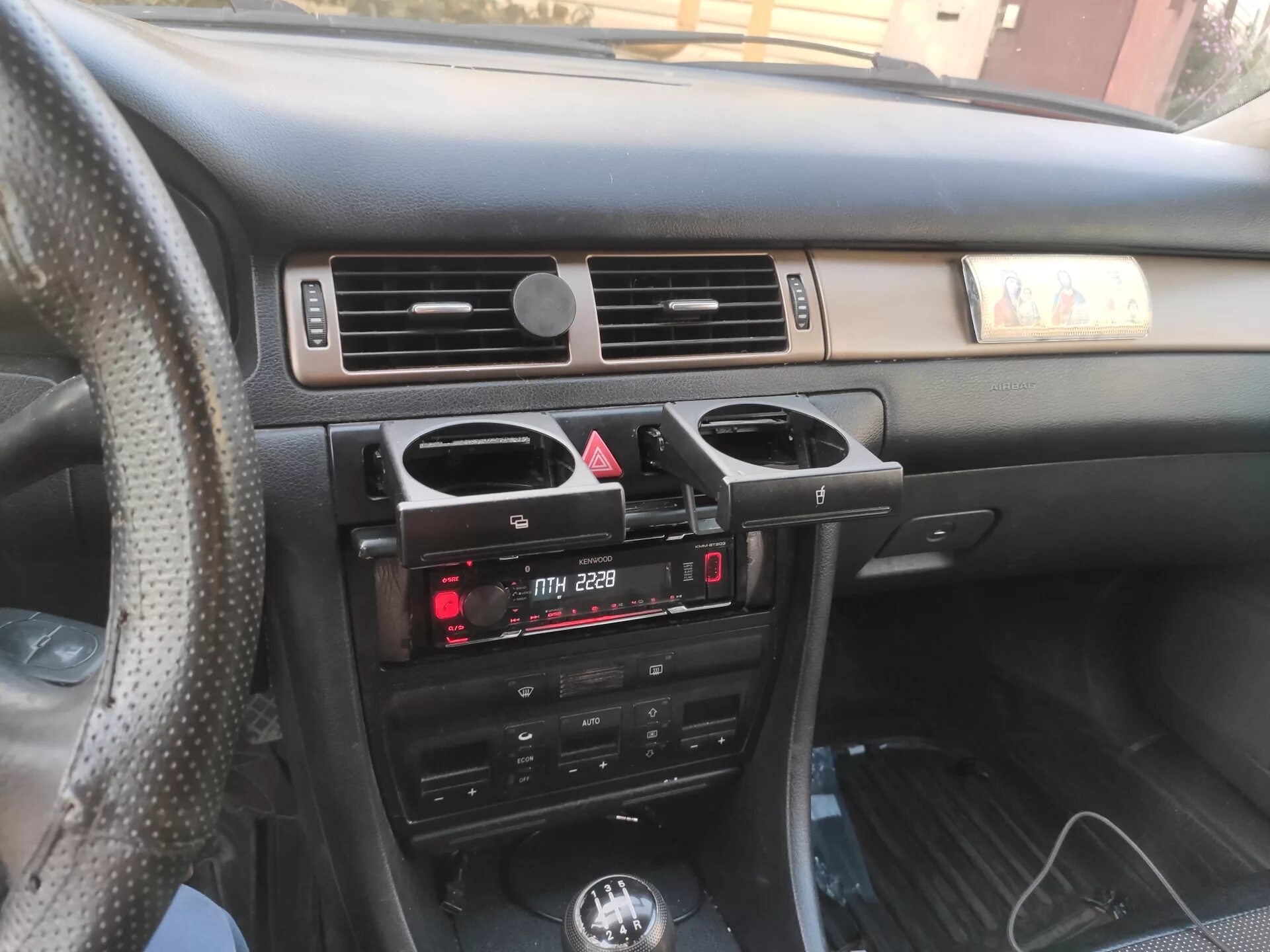 Подстаканник ауди а6 с5. Подстаканник audi a6 c5. ауди а4 в5 подстаканники. audi a4 салон подстаканник. подстаканник ауди а4.