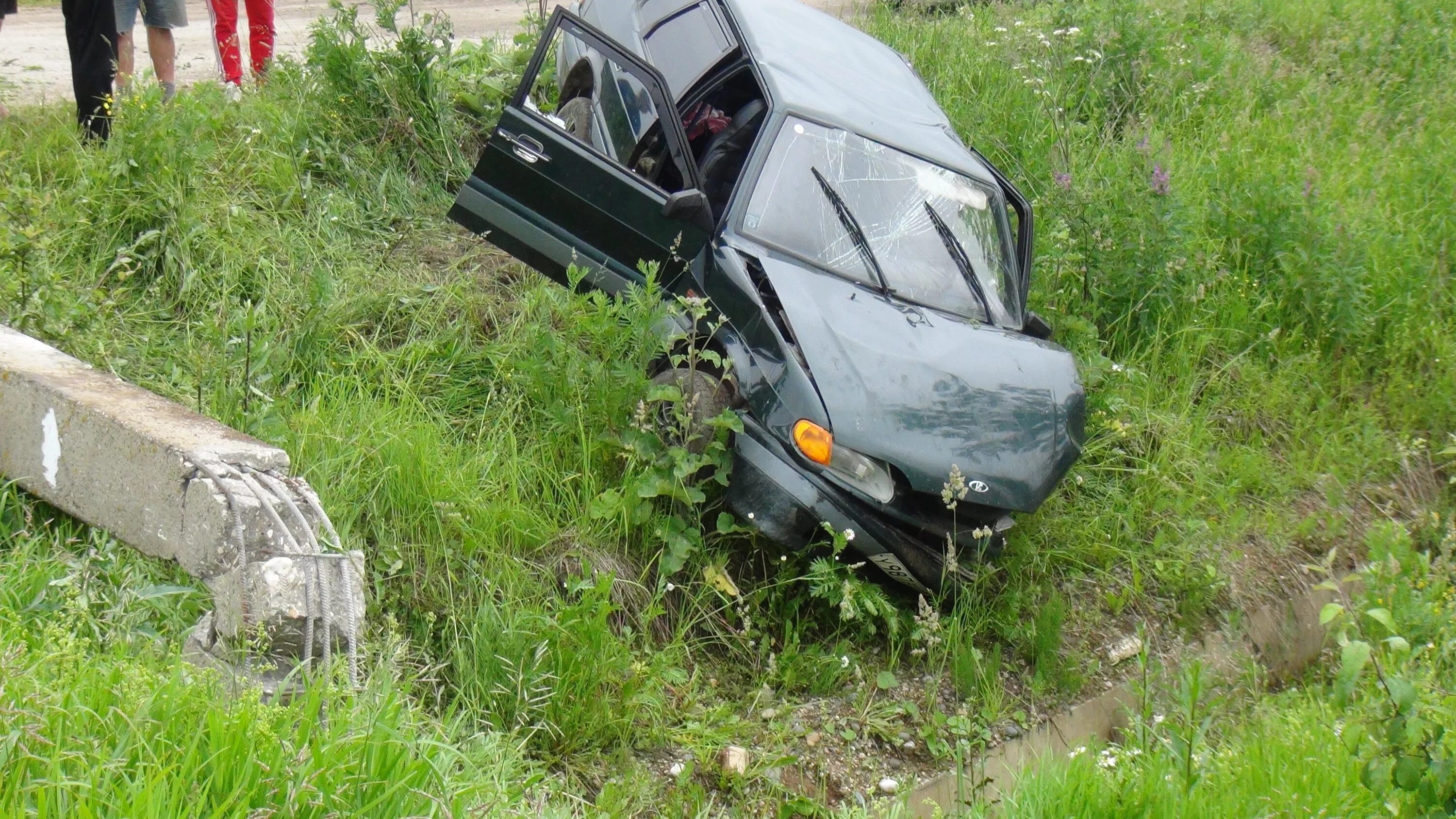 И в кювет раз. Перевернутая машина. Происшествия коми республики. И в кювет раз. Машина в канаве.