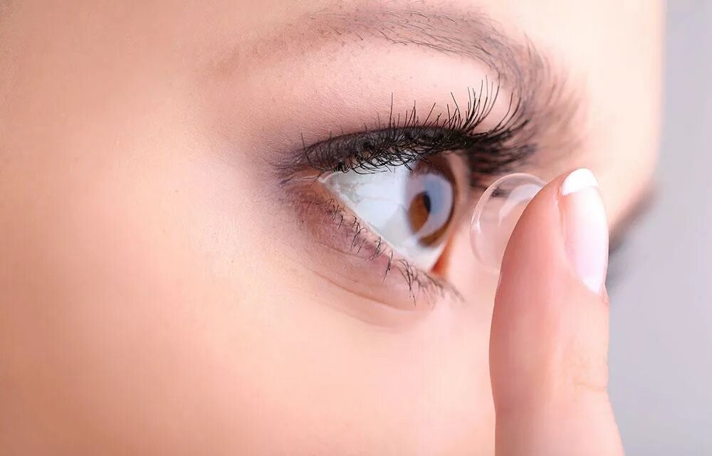 Мягкие контактные линзы сгибают. Очки или контактные линзы. Дискомфорт при ношении линз. Торические линзы фото. Аллергия на контактные линзы.