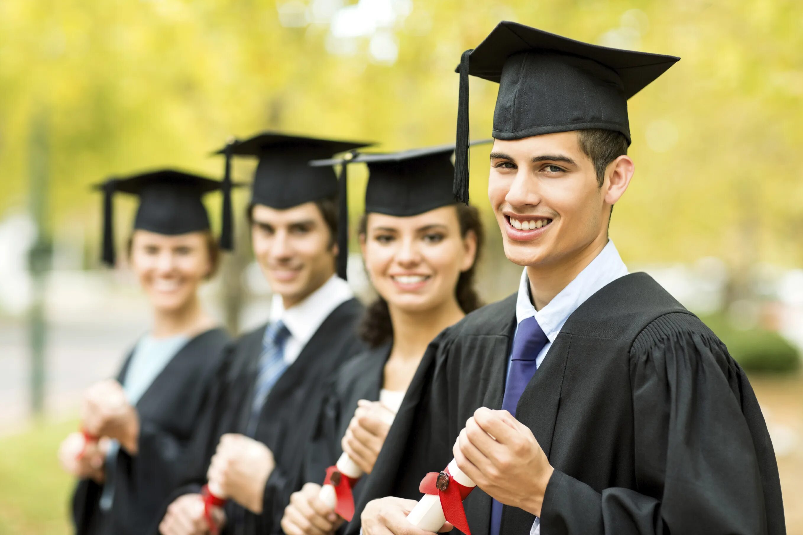 Students coming from. Выпускники. Шапочка выпускника. Выпускник вуза. Выпускники магистратуры.