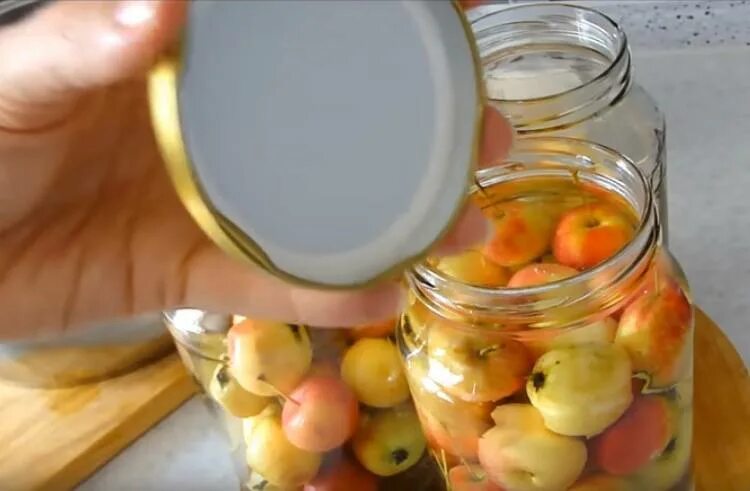 Компот из яблок сколько сахара. Яблочный компот. яблочный компот в банке. яблочный компот на зиму. компоты в банках.