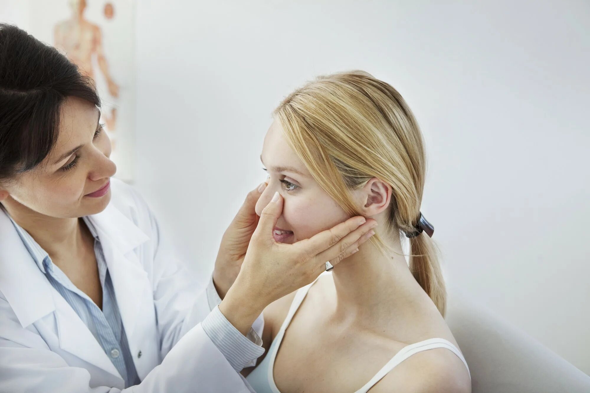 Оториноларингология нос. ЛОР И пациент. ЛОР осматривает пациента. Заболевания связанные с носом