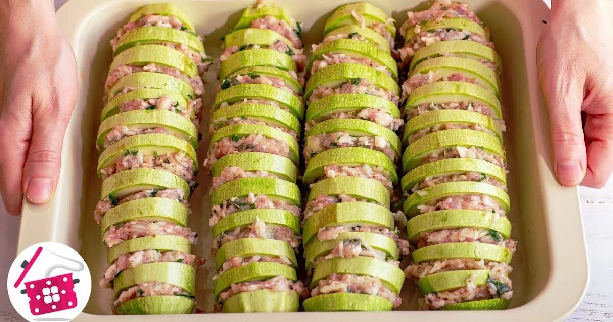 Фарш можно добавить кабачки. Кабачки с фаршем в духовке. кабачки с фаршем гармошка. кабачки гармошка с фаршем в духовке. кабачки с фаршем на мангале в фольге.
