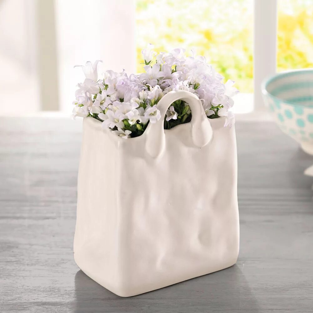 Купить вазу в могилеве. Ваза сумочка 7042-10 белая. Необычные вазы для цветов. Керамическая сумка ваза. Вазы для декора интерьера.