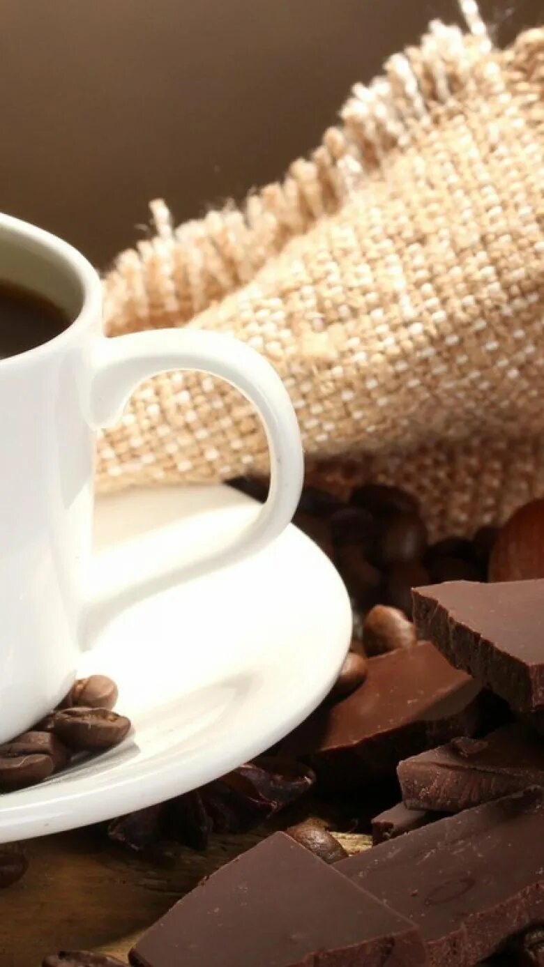 Чашка кофе. Кофе и шоколад. Чашка кофе с шоколадкой. Кофе с шоколадкой. Coffee i chocolate