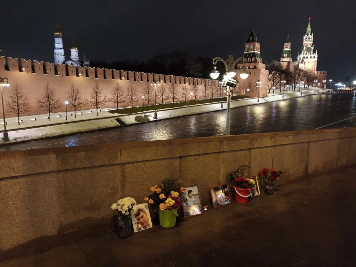 Москворецкий мост Немцов. Большой.Москворецкий мост 2022. Москворецкий мост 2022. Мемориал б.е. Немцова, Москва, большой Москворецкий мост. Куда сходить сегодня в санкт петербурге вечером