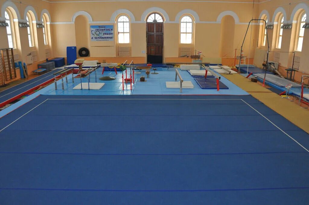 Сшор манеж. Легкоатлетический манеж омск. Великий новгород спортивный зал манеж спортивная гимнастика. Спортивный комплекс манеж великий новгород. Легкоатлетический манеж «урал».