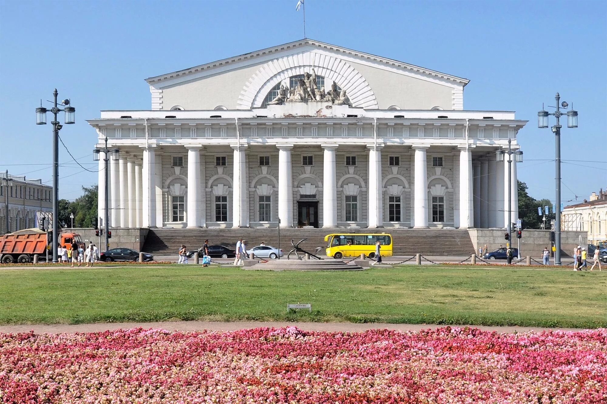 Здание биржи в Санкт-Петербурге. Тома де томон здание биржи в Санкт-Петербурге. Биржа стрелка Васильевского острова.