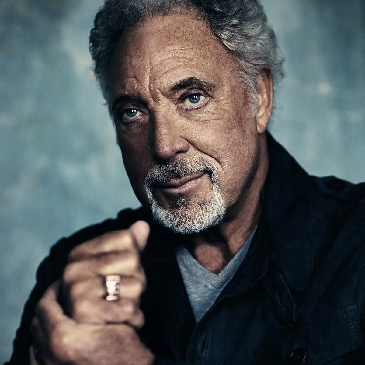 Sir tom jones. Tom jones a-tom-ic jones. Певец том джонс фото. Tom том джонс. Теми джонс.