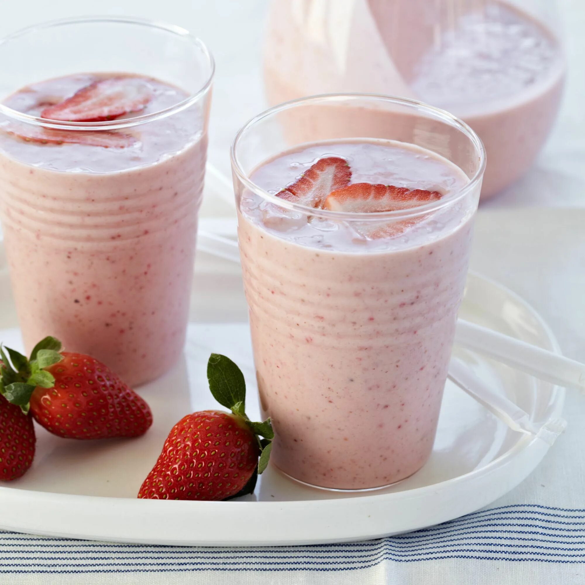 Смузи клубника банан рецепт. Смузи на завтрак. Strawberry Banana Smoothie. Клубничный смузи со взбитыми сливками. Смузи хлеб.