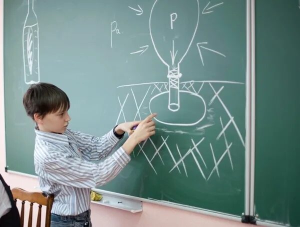 Дети на уроке физики. Урок физики. Ученики на уроке физики. Занятия по физике.