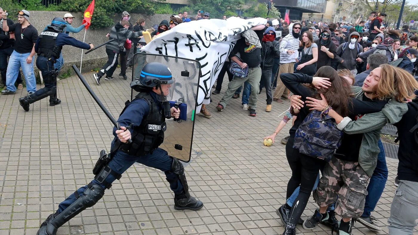 Избита феминистка. Полиция Франции разгоняет демонстрантов. Разгон демонстрантов в Париже. Избиение демонстрантов в Европе.