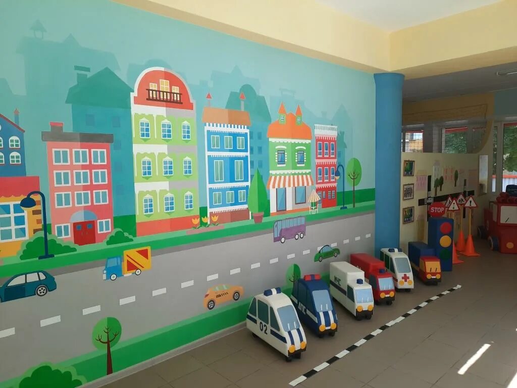 Нужно место в детском саду. Стены в ДОУ. ПДД на стене в детском саду. Многофункциональные стены в детском саду. Украшение коридора в детском саду.