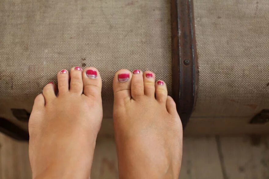 проекционные зоны на стопе по огулову. точки на ступнях. родинка на пальце ноги значение. длинные палца на ногах. акупунктурные точки стопы схема.