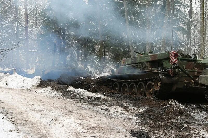 Tanks gets. Военная техника в грязи. Танк в грязи. Застрявшая Военная техника. Танк увяз в грязи.