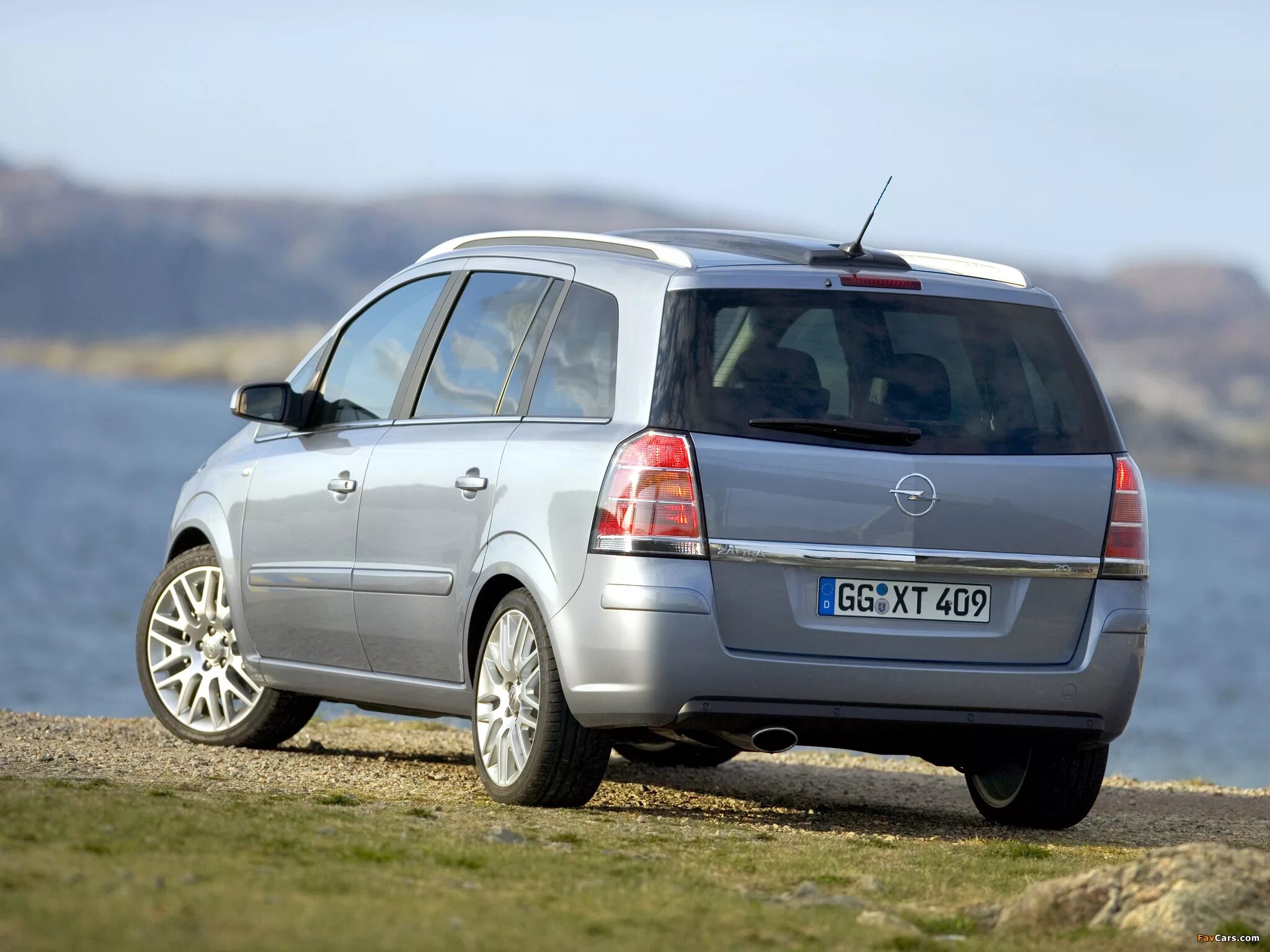 Опель зафира б 2. Опель Зафира 2. Опель Зафира 1 поколение. Opel Zafira универсал. Опель Зафира б универсал.