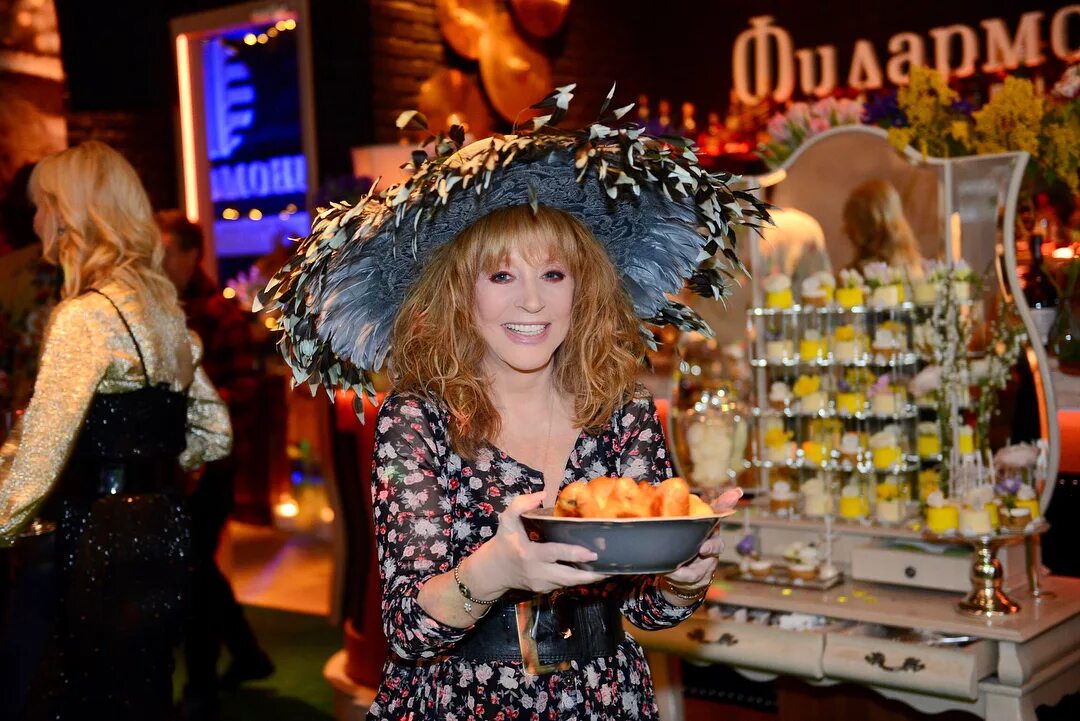 Пугачева. Пугачева юдашкин. Пугачева на дне рождении кристины орбакайте. Пугачева вечеринка. Пугачева вечеринка.