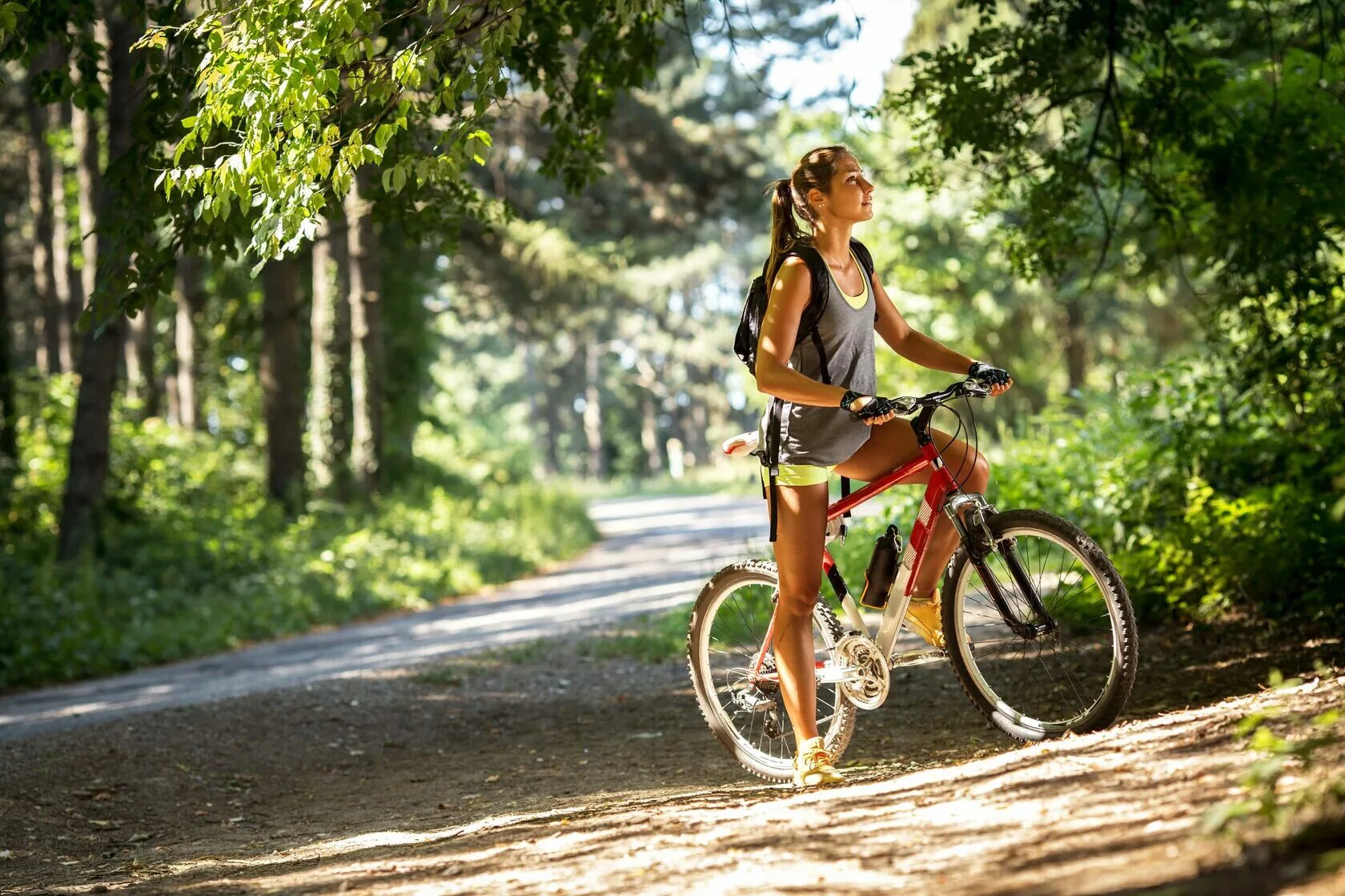 Ride a fly bike. Прогулка на велосипеде. Езда на велосипеде. Девушка катается на велосипеде. Катание на Велике.