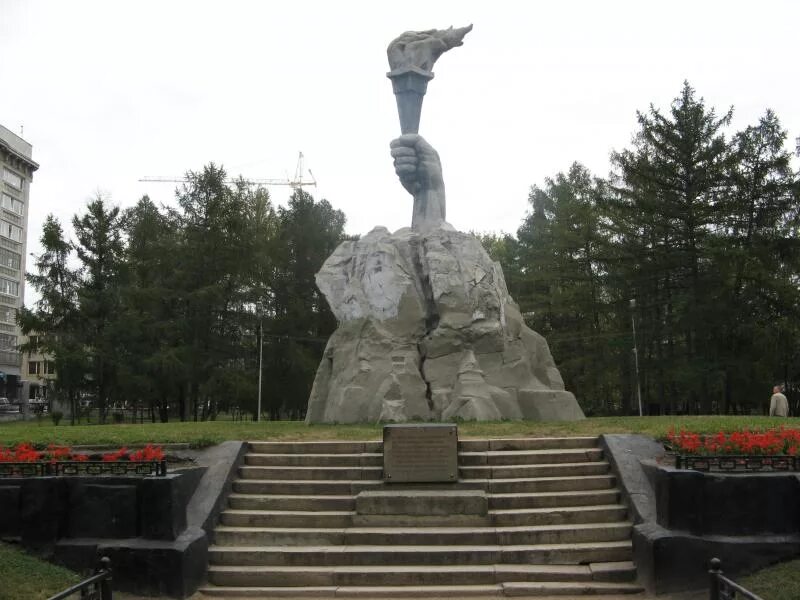 Сквер революции памятник. Памятник героям революции в Новосибирске. Сквер героев революции в Новосибирске. Памятник в сквере героев революции в НСК. Факел памятник Новосибирск.
